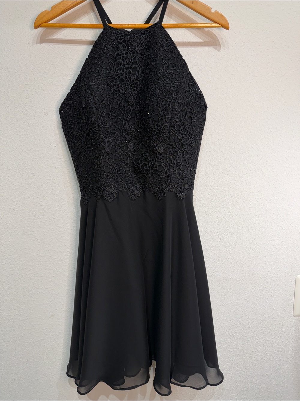 Black Lace Beaded Halter Party Dress Keyhole Back Chiffon Size 6 - Picture 2 of 12